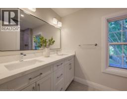 34 MOORE Avenue N - 32