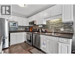 11 ROCHELLE Crescent - 12