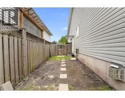 11 ROCHELLE Crescent - 38