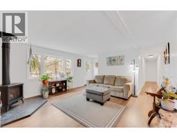 157 MAPLE Crescent - 6