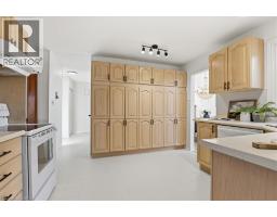 26 ROBERTSON Crescent - 11