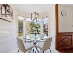 26 ROBERTSON Crescent - 12