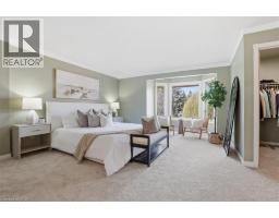 26 ROBERTSON Crescent - 16