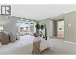 26 ROBERTSON Crescent - 17