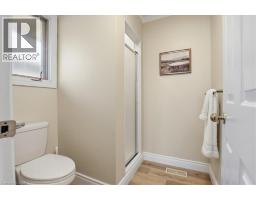 26 ROBERTSON Crescent - 20