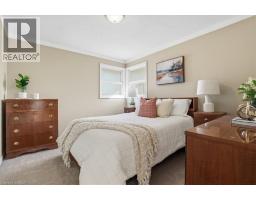 26 ROBERTSON Crescent - 22