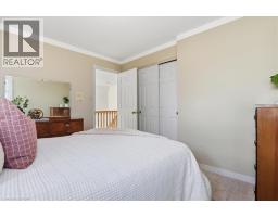 26 ROBERTSON Crescent - 23