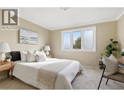 26 ROBERTSON Crescent - 24