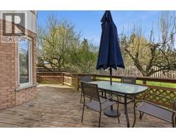 26 ROBERTSON Crescent - 29
