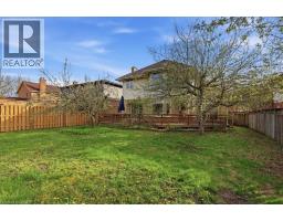 26 ROBERTSON Crescent - 32