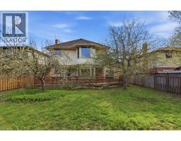 26 ROBERTSON Crescent - 33