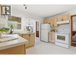 26 ROBERTSON Crescent - 9