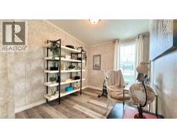 4 CRICKLEWOOD Crescent - 28