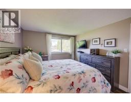 10 MEADOW WOODS Crescent - 17