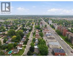 4 DUNCOMBE Drive - 43
