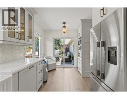 611 VICTORIA Street - 21