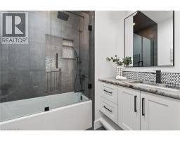 31 WINNETT Street N - 32