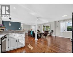 952 ROBINSON Road - 18
