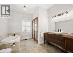 9 PARK Avenue W - 30