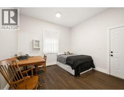 9 PARK Avenue W - 31