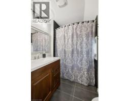 9 PARK Avenue W - 39