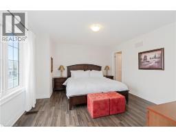 4 MACBEAN Crescent - 32