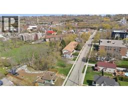 15 ROBINSON Street N - 11
