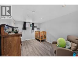 251 MACKENZIE Crescent - 33