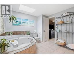 2193 BADER Crescent - 21