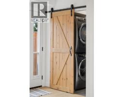 257 LAURENTIAN Drive - 18