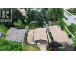 15 GILMOUR Crescent - 2