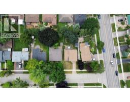 15 GILMOUR Crescent - 36