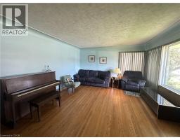 10 CHARLTON Crescent - 10