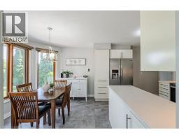 141 LYNNDALE Road - 13