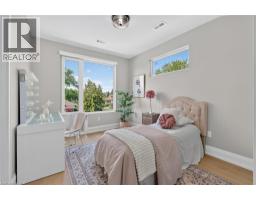 1047 MEREDITH Avenue - 32