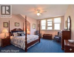 70 RAY Street S - 23