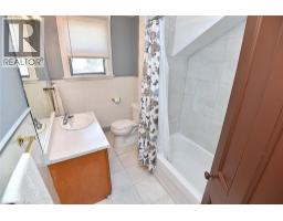 70 RAY Street S - 30