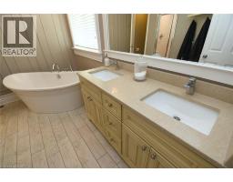 16 WOODCOTE Crescent - 35