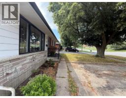 374 VICTORIA Road N - 46