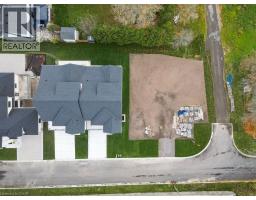 422-424 ROBINSON Street N - 1