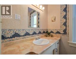 25 AHRENS Street W - 23