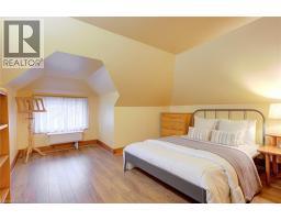 16 BORDEN Avenue N - 37