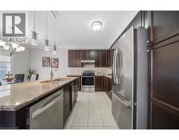 884 STOUTT Crescent - 14