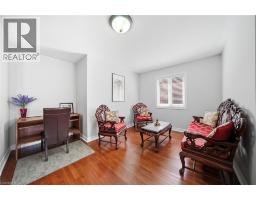 884 STOUTT Crescent - 19