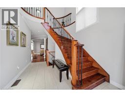 884 STOUTT Crescent - 3