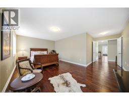 884 STOUTT Crescent - 31