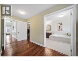 884 STOUTT Crescent - 32