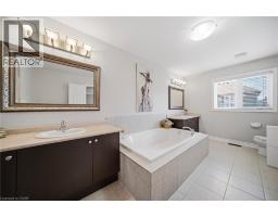 884 STOUTT Crescent - 35