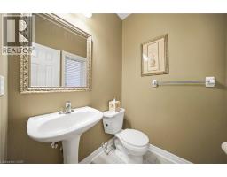 884 STOUTT Crescent - 36