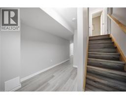 884 STOUTT Crescent - 37